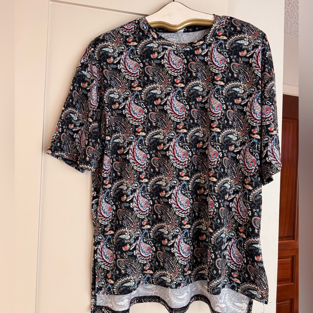 Size Large Boutique Brand Top
Paisley Print Black and Red Women's Top